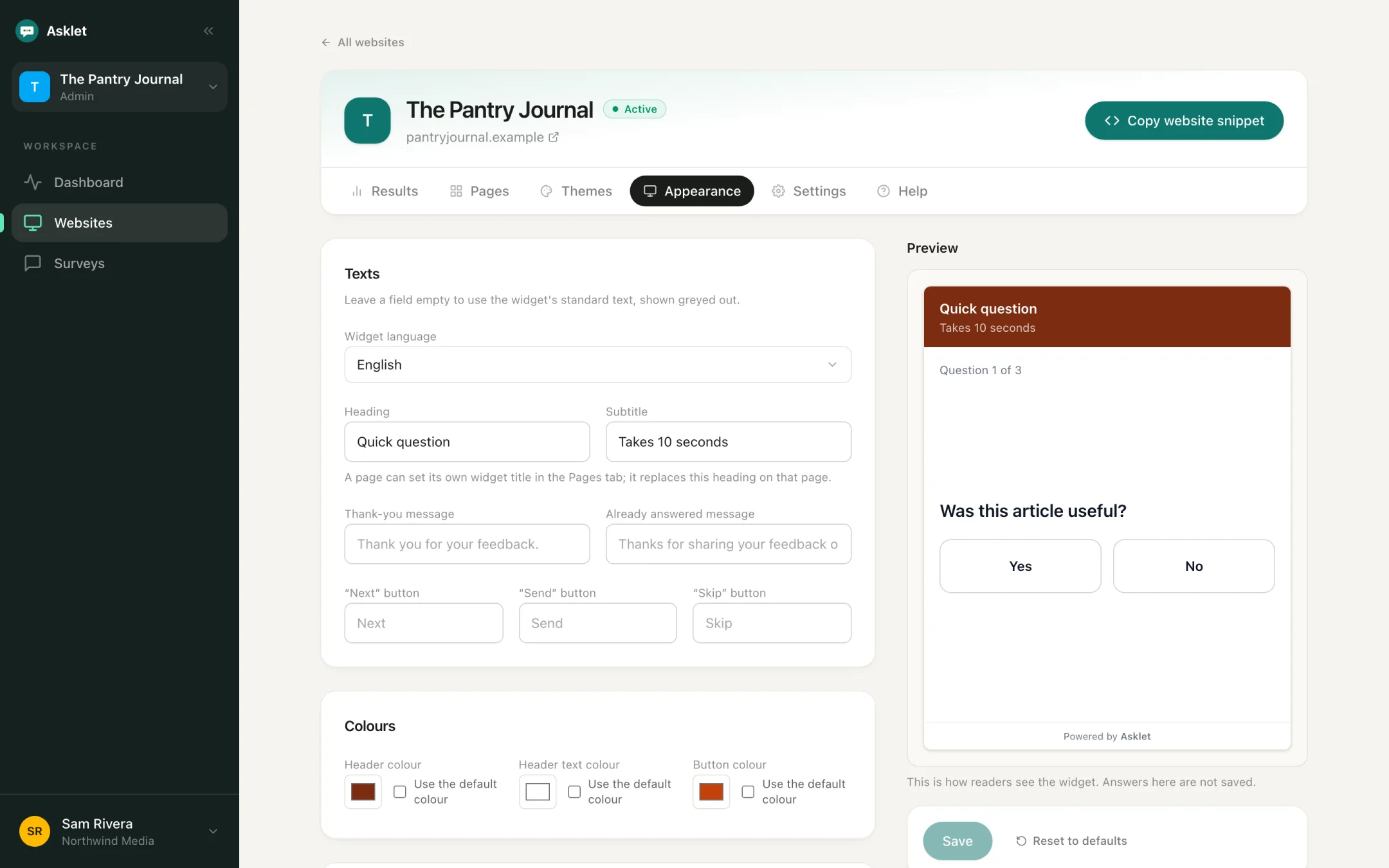 A website's appearance settings: widget language, heading, subtitle, button texts and colours, next to a live preview of the widget.